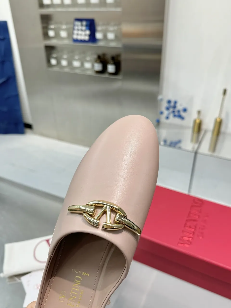 👟👟Ex-factory price 520👟👟 Valentino’s hottest new product in 2025, the new slippers are also easy to wear...😈😈😈 The latest logo buckle Perfectly combined with sexiness❤️‍🔥❤️‍🔥❤️‍🔥❤️‍🔥It is simply the pinnacle of summer fashion💖💖💖💖Original replica Outsole: Italian genuine leather outsole Heel height: Flat heel Size: 35-39 (40 41 42 customization is non-returnable and non-exchangeable)